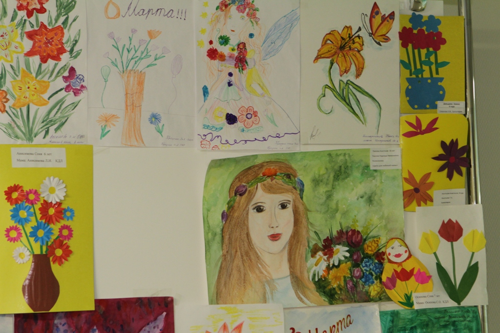 Выставка букет для мамы. Выставка детских рисунков. Выставка рисунков цветов. Рисование цветов для мамы. Конкурс рисунков цветы для мамы.